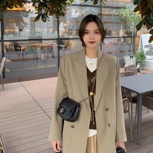 Woman cross body bag with adjustable chain